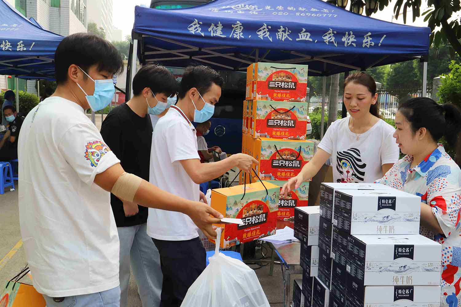 中秋獻(xiàn)愛心，讓愛傳遞